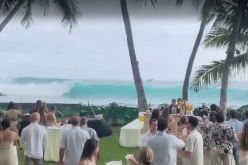 بالفيديو.. موجة عملاقة تضرب عروسين خلال حفل زفافهما بأمريكا