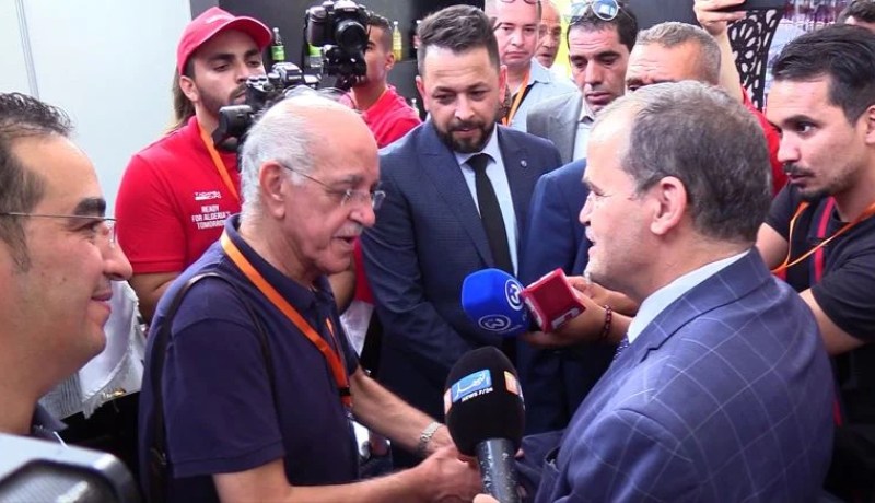 مواطن يدعو وزير التجارة لشرب الشاي ..شاهد ردّة فعل كمال رزيق