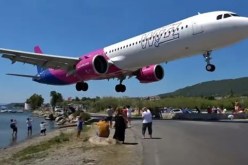 لحظات مثيرة.. شاهد طائرة تهبط فوق رؤوس المصطافين