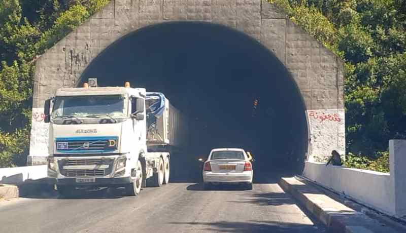 بجاية: 12 جريحا في إصطدام حافلة بسيارة داخل أنفاق خراطة
