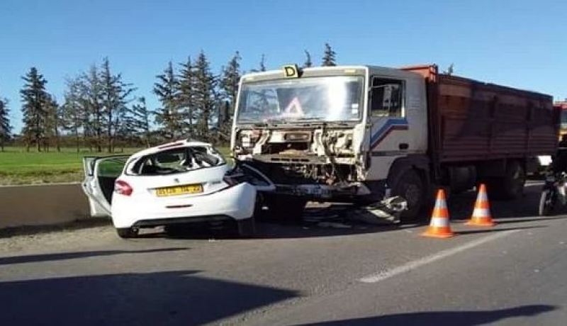 ميلة: 10 جرحى في حادث اصطدام بين شاحنتين و4 سيارات