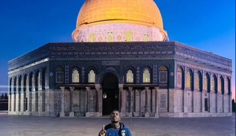 نجم السنغال يتحدى الفرنسيين ويُصلي في الأقصى