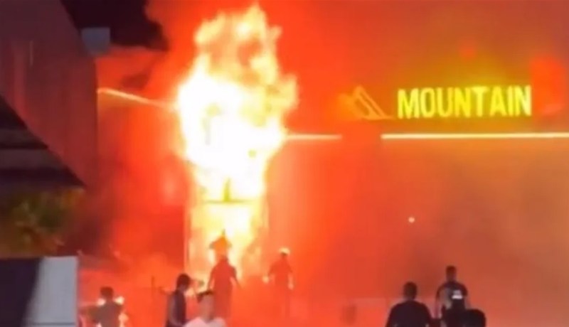 فيديو مُرعب.. ألسنة النيران تلتهم أجساد مرتادي ملهى ليلي ومقتل 13 شخصا
