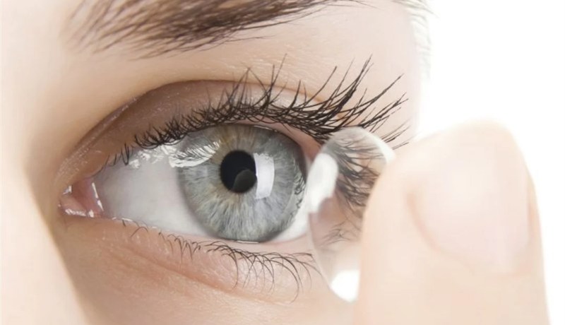 هذه مخاطر العدسات اللاصقة الملونة للعيون