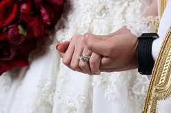 يسعى للتجديد مع زوجة يعاهدها بأن يحسن إليها