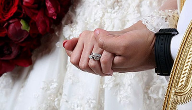 يسعى للتجديد مع زوجة يعاهدها بأن يحسن إليها