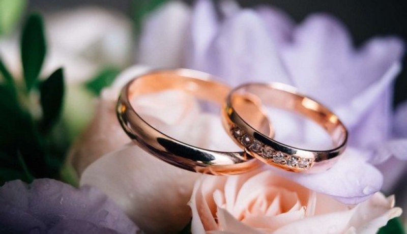  من يفتح الأبواب لهؤلاء العزاب