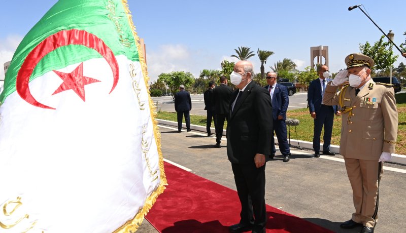 الرئيس تبون يكرم الرئيس الأسبق اليامين زروال واللواء خالد نزار والجنرال محمد مدين