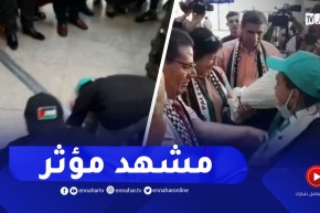 الطفل الفلســطيني وائل البسيوني صاحب أغنية “سمونا جزائسطين” يسجد لحظة وصوله إلى الجزائر