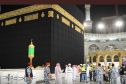 لأول مرة منذ كورونا.. السعودية ترفع الحواجز الوقائية حول الكعبة
