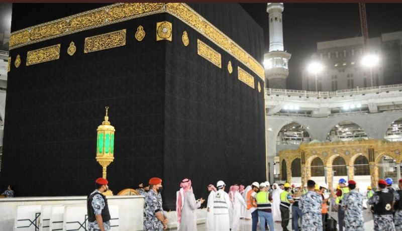 لأول مرة منذ كورونا.. السعودية ترفع الحواجز الوقائية حول الكعبة