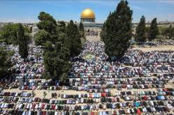 آلاف الفلسطينيين يؤدون صلاة الجمعة في المسجد الأقصى