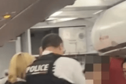 امرأة تحدث حالة من الرعب داخل طائرة وتتسبب في هبوط اضطراري