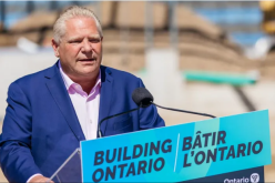 بالفيديو.. سياسي كندي يثير ضجة بسبب نحلة