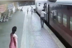 بالفيديو.. شرطية تنقذ امرأة مسنة وابنها انزلقا من القطار