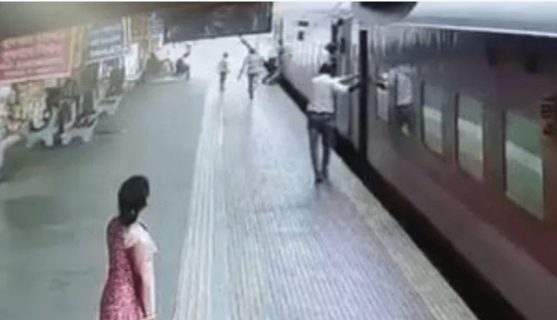 بالفيديو.. شرطية تنقذ امرأة مسنة وابنها انزلقا من القطار