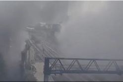 بالفيديو.. حريق ضخم يأتي على جسر للسكك الحديدية في لندن