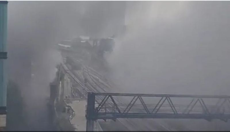 بالفيديو.. حريق ضخم يأتي على جسر للسكك الحديدية في لندن