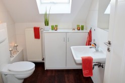 كتبت وصيتها بمستحضرات التجميل.. إنقاذ امرأة علقت ثلاثة أيام داخل الحمّام