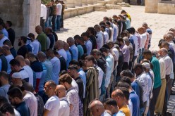 عشرات الآلاف من الفلسطينيين يؤدون صلاة الجمعة في رحاب الأقصى