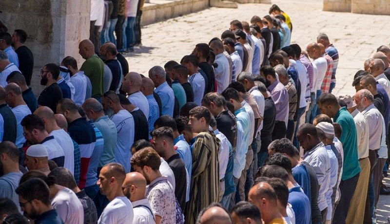 عشرات الآلاف من الفلسطينيين يؤدون صلاة الجمعة في رحاب الأقصى