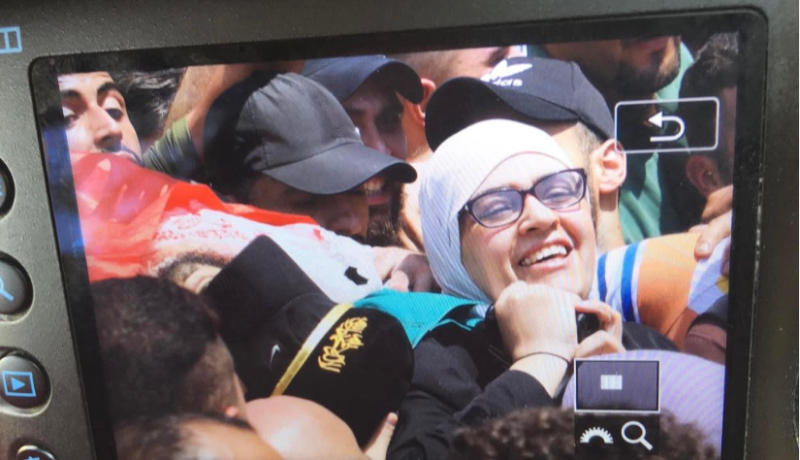 ودعت إبنها مبتسمة.. صورة أم الشهيد النابلسي تُشعل مواقع التواصل