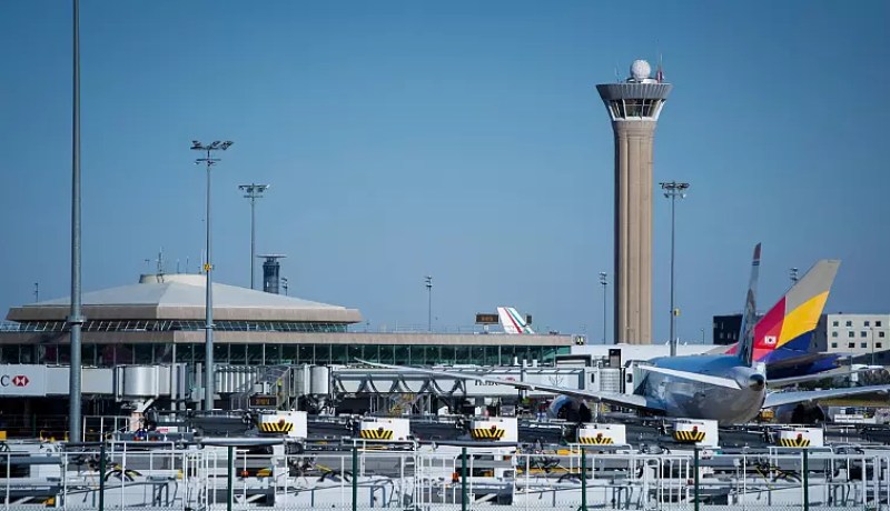 فرنسا: الشرطة تقتل رجلا يحمل سكينا في مطار شارل ديغول