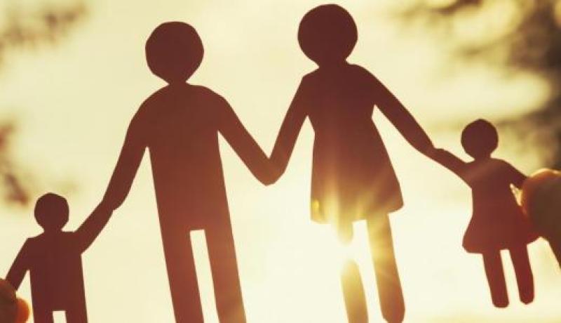 كيف أتصرف مع والديّ.. بالرغم من نضجي يعاملني طفل صغير