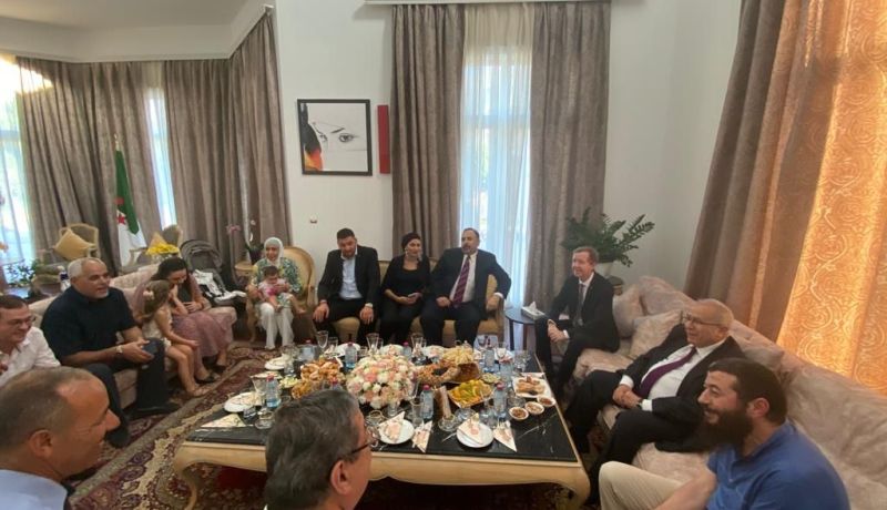 لعمامرة يلتقي بأفراد من الجالية الجزائرية المقيمة بأذربيجان