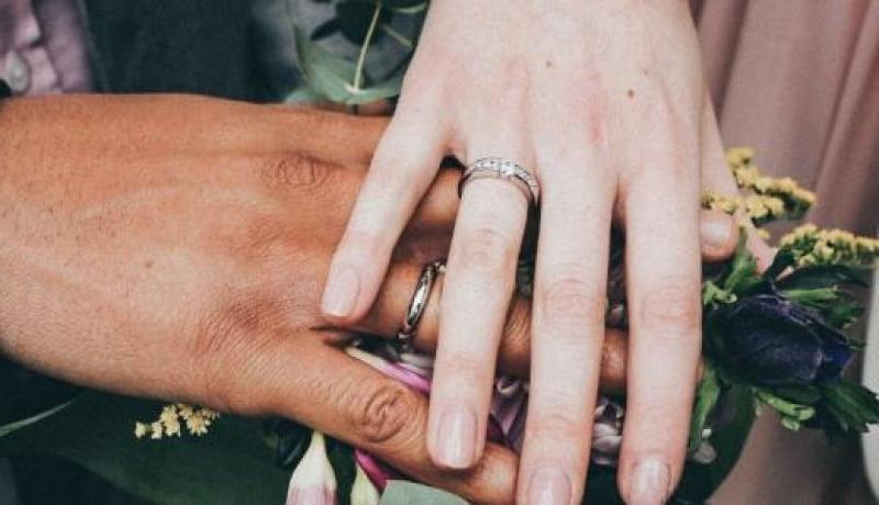 يتمنى التعدد ويعدك بالعدل والود