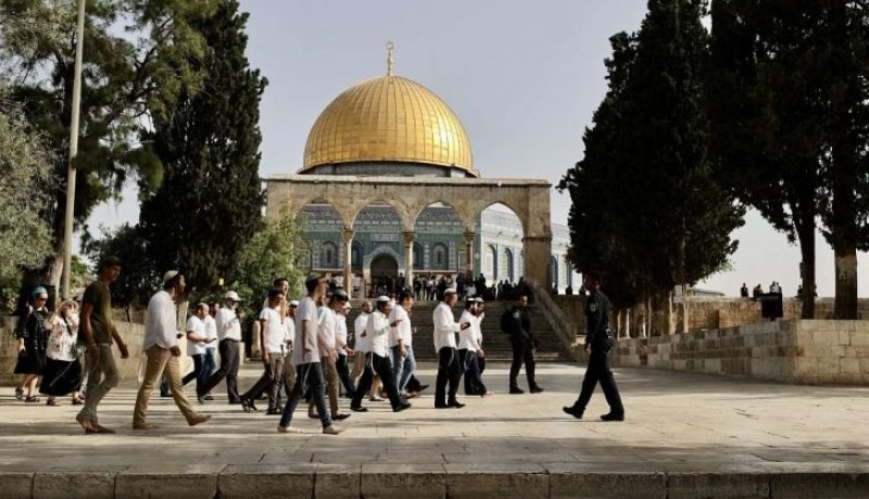 مئات المستوطنين يقتحمون الأقصى