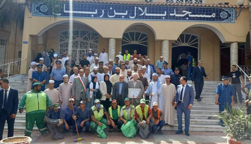بلمهدي يشرف على إطلاق حملة لتنظيف المحيط