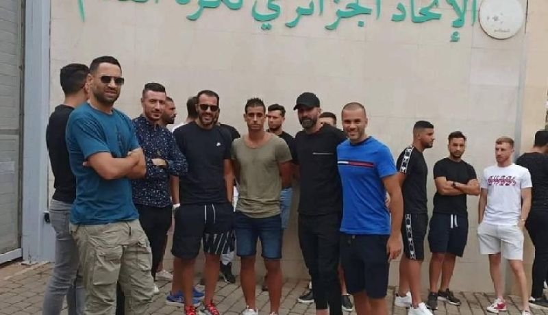 لاعبو البطولة الوطنية يحتجون امام مقر الفاف بدالي براهيم