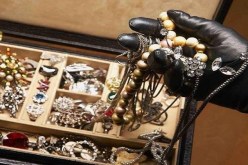 امرأة مهدد بالحبس بعد سرقتها مجوهرات ابنة محامية