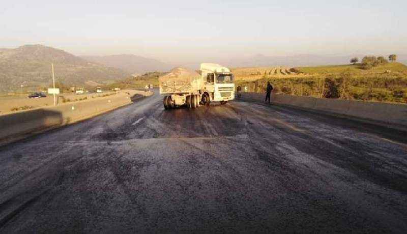 بداية تحويل الشاحنات في طريق الجباحية