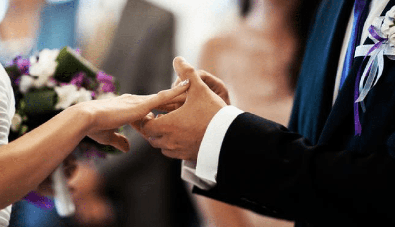 قصده الحلال ومستعد لعقد القران.. فمن تفتح له الباب