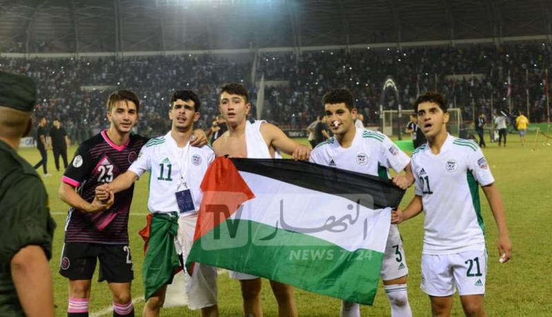 بالصور.. أبطال العرب يحتفلون بالعلم الفلسطيني عقب تتويجهم بالكأس