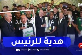 الرئيس تبون يتسلم قميص المنتخب الوطني بإسمه هدية من حكيم مدان