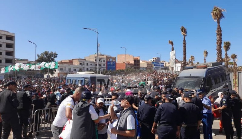 بالفيديو.. توافد غفير لجماهير الخضر على ملعب ميلود هدفي