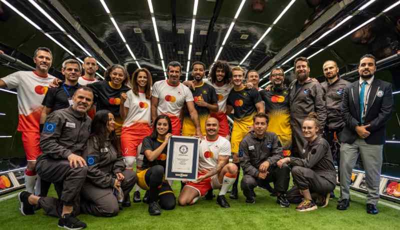 بمشاركة فيغو..ماستر كارد تنظم مباراة وتدخل موسوعة غينيس