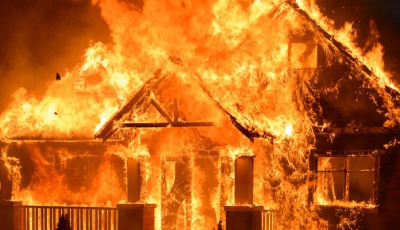 أضرم النار بمنزله بسبب خلافات عائلية فقتل 3 من أبنائه!