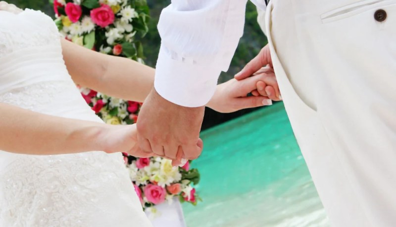 كيف أحيا مع زوجة تعشق الرومانسية إلى درجة النخاع؟