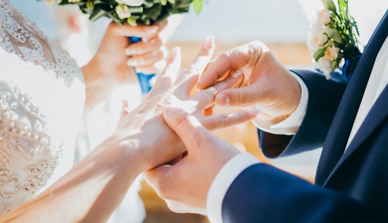 من تقبل عرضه.. وتنعم بالهناء بقربه