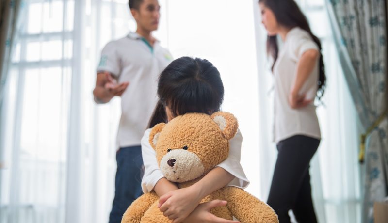 هل أختار الطلاق لأجنب ابني معاملة زوج الأم..