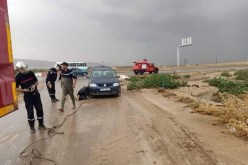 إنقاذ عائلات علقت داخل سياراتها وامتصاص مياه الأمطار من المنازل والمدارس في تبسة