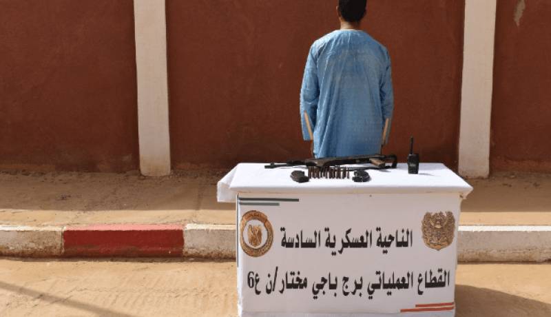 إرهابي يسلم نفسه للسلطات العسكرية ببرج باجي مختار
