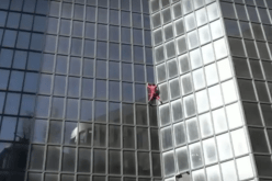 احتفالا ببلوغه الـ60.. سبايدر مان يتسلق ناطحة سحاب