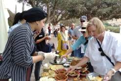 السياح الأجانب يواصلون جولاتهم في شوارع وهران