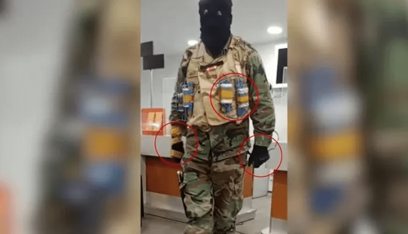 بالفيديو.. مسلح يحتجز رهائن في بنك بجورجيا