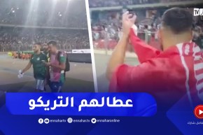 بلايلي يهدي قميصه للانصار بعد نهاية اللقاء ويحمل علم الحمراوة